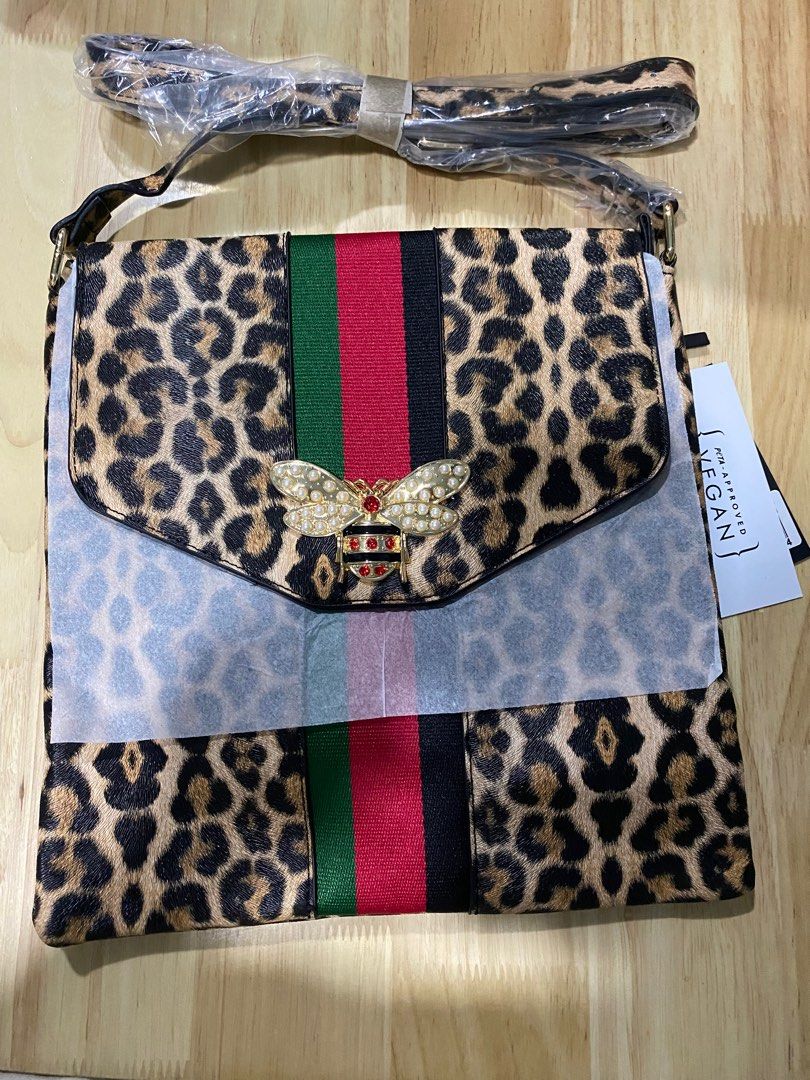 Tiger print Unisex Sling/Shoulder Bag (Category: Cross-body Bags) located in Caloocan City. Submitted by bagsyunlimited (Listing ID 1303600656, Image 1). Description: 📌 Unisex Shoulder/Sling bag 📌 Colors may vary. 📌 Excess items from Bazaar. 📍 South Caloocan .