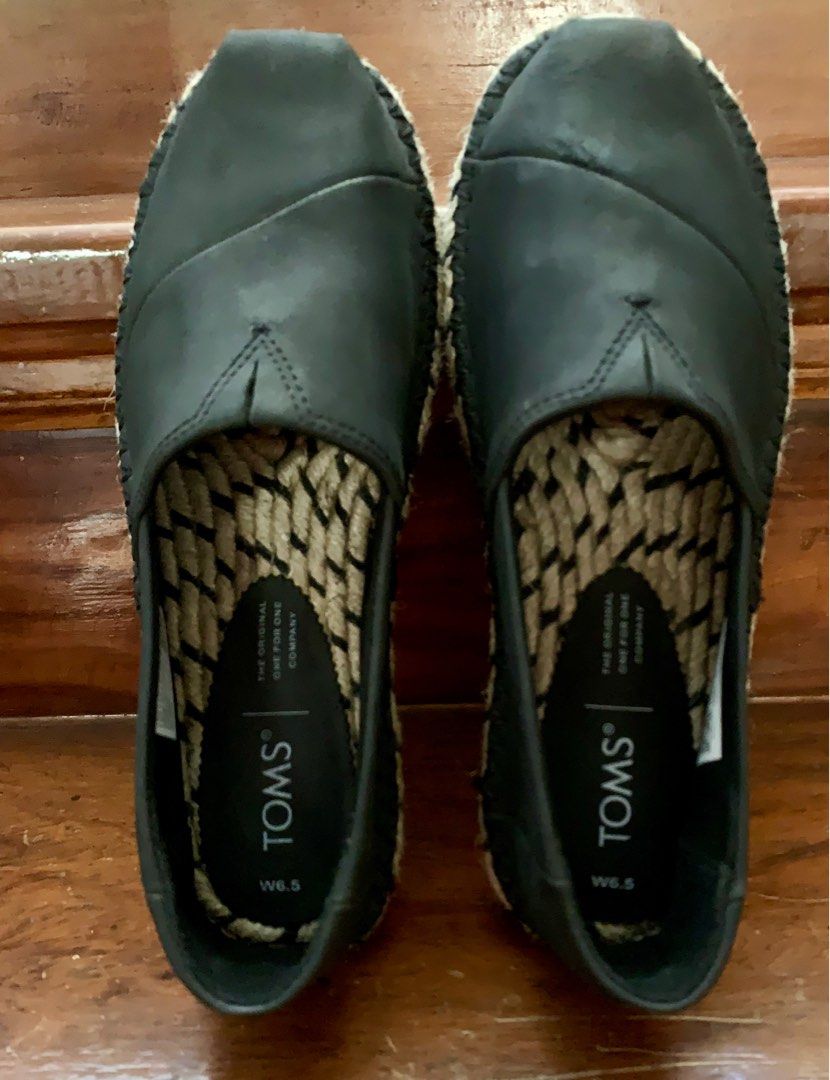 TOMS SLIP ON 6.5 US (Category: Sneakers) located in Guagua. Submitted by rizza4 (Listing ID 1303712308, Image 2). Description: • US 6/ UK 4.5/ EU37 • Color : Black • Condition : like New , used once • Leather • Minimal small scratch but not visible • Good condition .