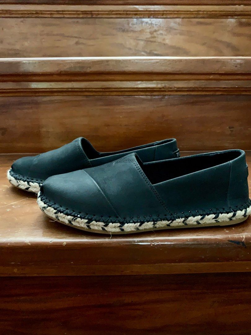 TOMS SLIP ON 6.5 US (Category: Sneakers) located in Guagua. Submitted by rizza4 (Listing ID 1303712308, Image 3). Description: • US 6/ UK 4.5/ EU37 • Color : Black • Condition : like New , used once • Leather • Minimal small scratch but not visible • Good condition .