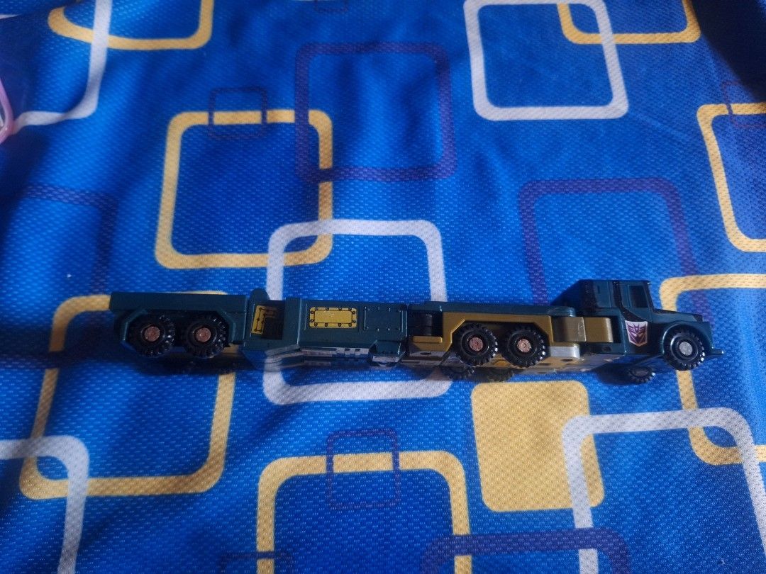 Transformers Original G1 1986 Combaticon Onslaught (Category: Action & Battle Toys) located in Tarlac. Submitted by superpyooo (Listing ID 1303674312, Image 2). Description: This is a rare collectible transformer. No scratches or damage. Lightly use only.