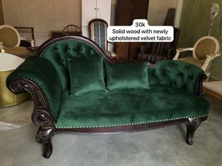 Tufted European Vintage Victorian Solid Wood Sofa with Carvings (Newly Reupholstered Velvet Fabric)