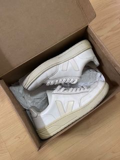 Veja V-12 Sneakers (authentic complete with box)