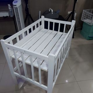 Adjustable dropside wooden white crib
