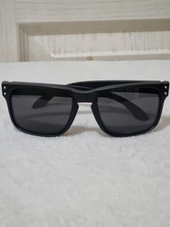 Authentic Oakley Holbrook sunglasses matte frame