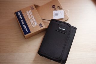 BRAND NEW Pacsafe RFIDsafe V125 Trifold Wallet