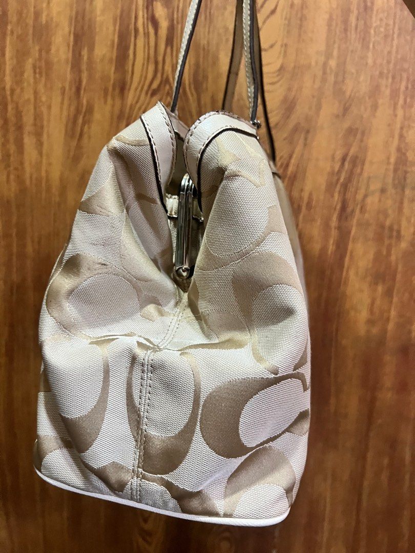 Coach bag (Category: Luxury Bags & Wallets) located in Valenzuela. Submitted by dianzskiyo (Listing ID 1303800356, Image 2). Description: Preloved Coach signature caryall satchel 📍 what you see is what you get 📍 Needs cleaning (washable dirt) 📍 Managed ur expectation - this is preloved 📍 All details were already posted (pls check photos para iwas sa redundant na tanong 😉) 📍 Please examine photos carefully for flaws - may small cut un patent