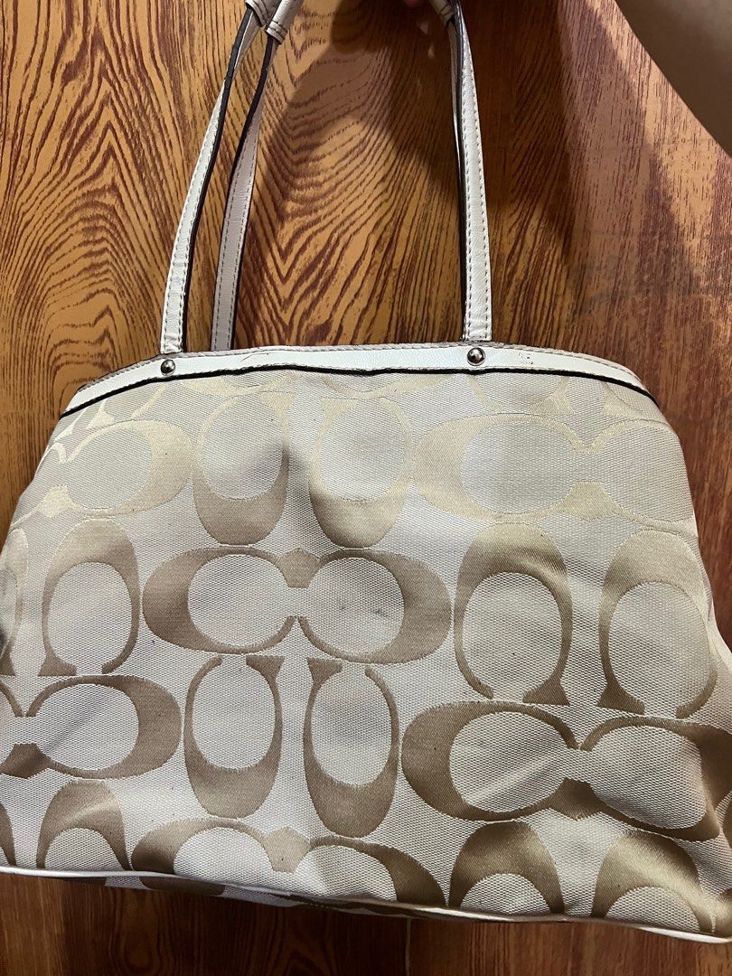 Coach bag (Category: Luxury Bags & Wallets) located in Valenzuela. Submitted by dianzskiyo (Listing ID 1303800356, Image 3). Description: Preloved Coach signature caryall satchel 📍 what you see is what you get 📍 Needs cleaning (washable dirt) 📍 Managed ur expectation - this is preloved 📍 All details were already posted (pls check photos para iwas sa redundant na tanong 😉) 📍 Please examine photos carefully for flaws - may small cut un patent