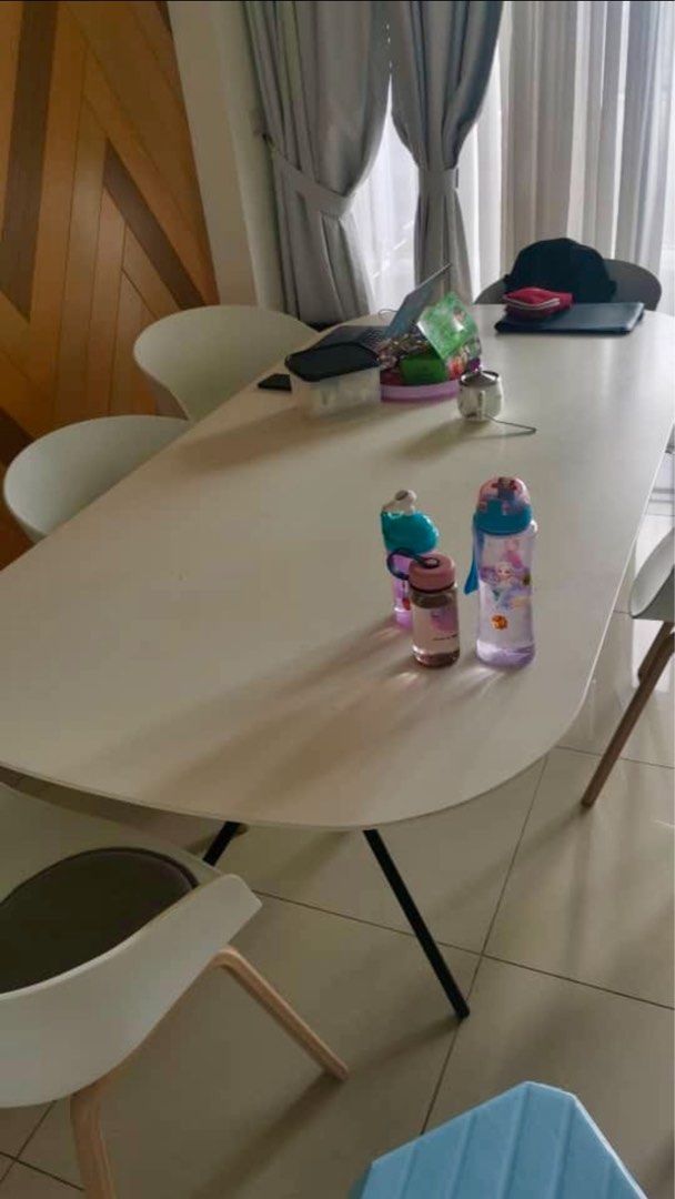 Dining table (Category: Tables & Sets) located in Klang. Submitted by frankielee90 (Listing ID 1303780602, Image 2). Description: Dining table to let go. Rm 280 negotiable. Arrange your own delivery .