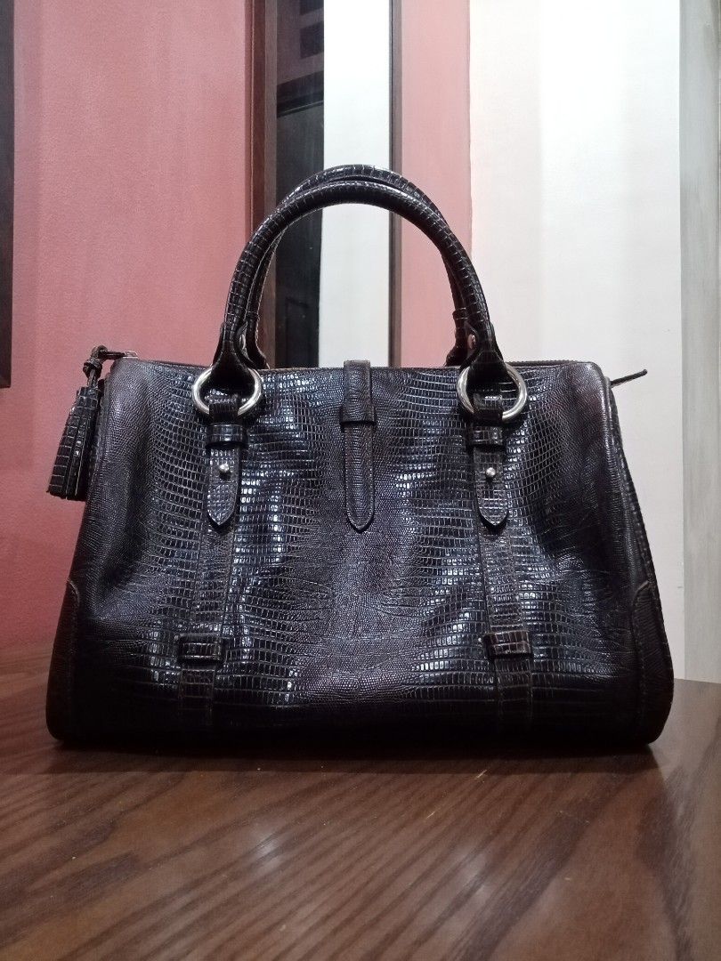 Fino Leatherware Davos Bag (Big) (Category: Tote Bags) located in Cebu City. Submitted by maksipreloveditems (Listing ID 1303911063, Image 1). Description: Fino Leatherware Davos Bag (Big) Color: Dark Brown * * * missing 1 studs (bottom), scuffings * Item is in Cebu City. PLEASE READ: Photos posted are FINAL. NO "When Worn Photos" request please. Flaws were mentioned in the description and shown in the pictures posted. Dimensions: Shoulder: Arms:
