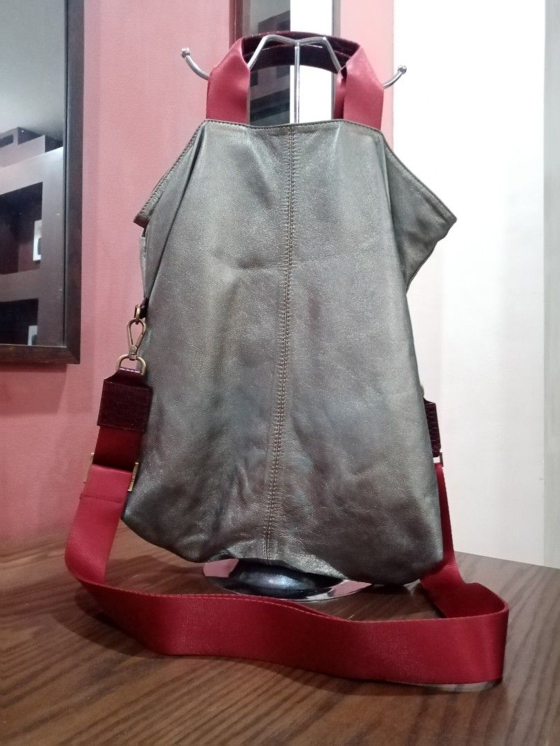 Fino Leatherware M-Reverso Tote Bag (Category: Shoulder Bags) located in Cebu City. Submitted by maksipreloveditems (Listing ID 1303911221, Image 2). Description: Fino Leatherware M-Reverso Bag Color: Pewter and Dark Brown Nylon * * * scuffings on the leather * Item is in Cebu City. PLEASE READ: Photos posted are FINAL. NO "When Worn Photos" request please. Flaws were mentioned in the description and shown in the pictures posted. Dimensions: Shou