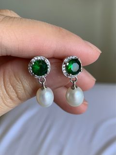 Fresh water emerald pearl earrings from Kultura