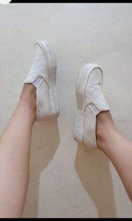 H&M DIVIDED white shoes