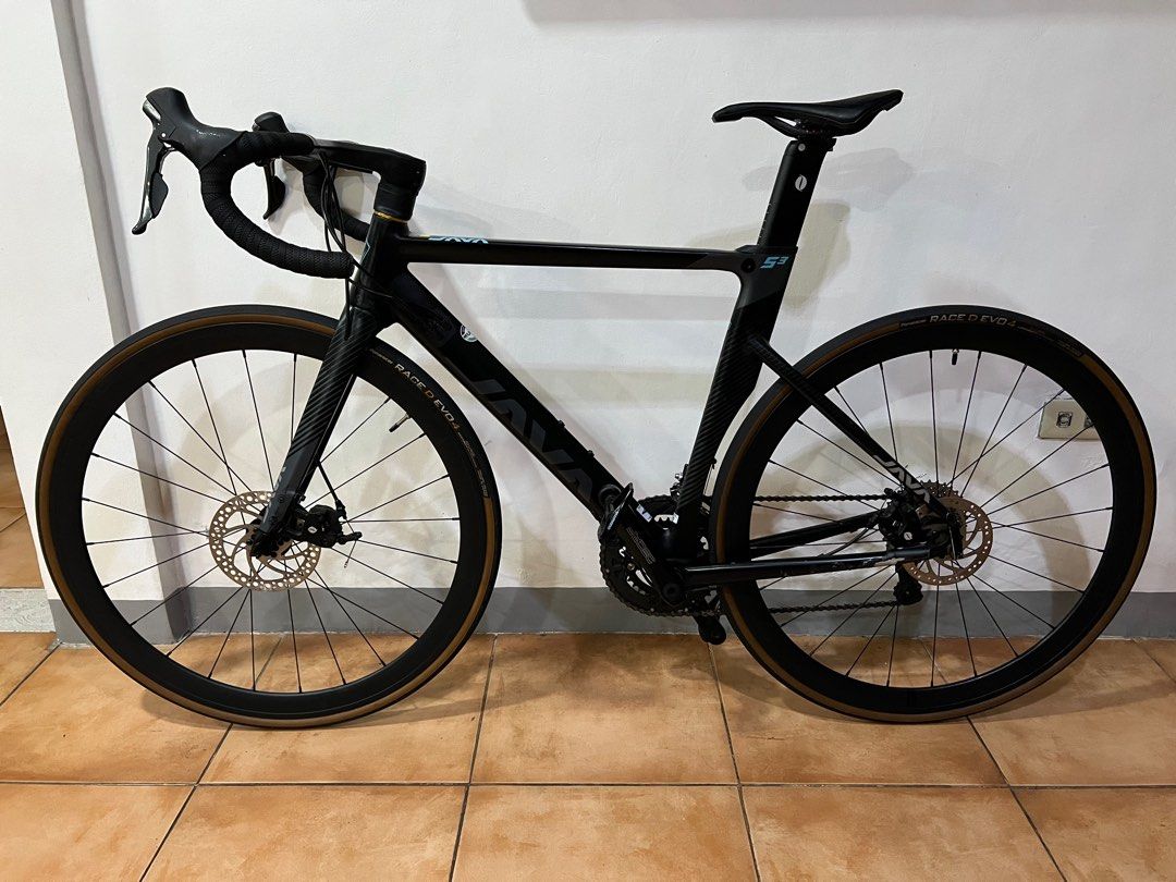 JAVA SILURO 3 ROAD BIKE SIZE 50 (Category: Bicycles) located in Pasig City. Submitted by rolpogs625 (Listing ID 1303867927, Image 3). Description: Java Siluro 3 Aero Road Bike Size 50 Carbon integrated Drop Bar New bought april 2024 (Kocelvo) -Carbon saddle bought april 2024 (kocelvo) -Carbon Fork T800 -New Bar Tape april 2024 -Tiagra STI -Tiager RD 10SPD -Tiagra FD -Shimano cleats pedal PDR540 -Decaf Wheelset -Decaf Crank -Bottom Bracket -Bike S