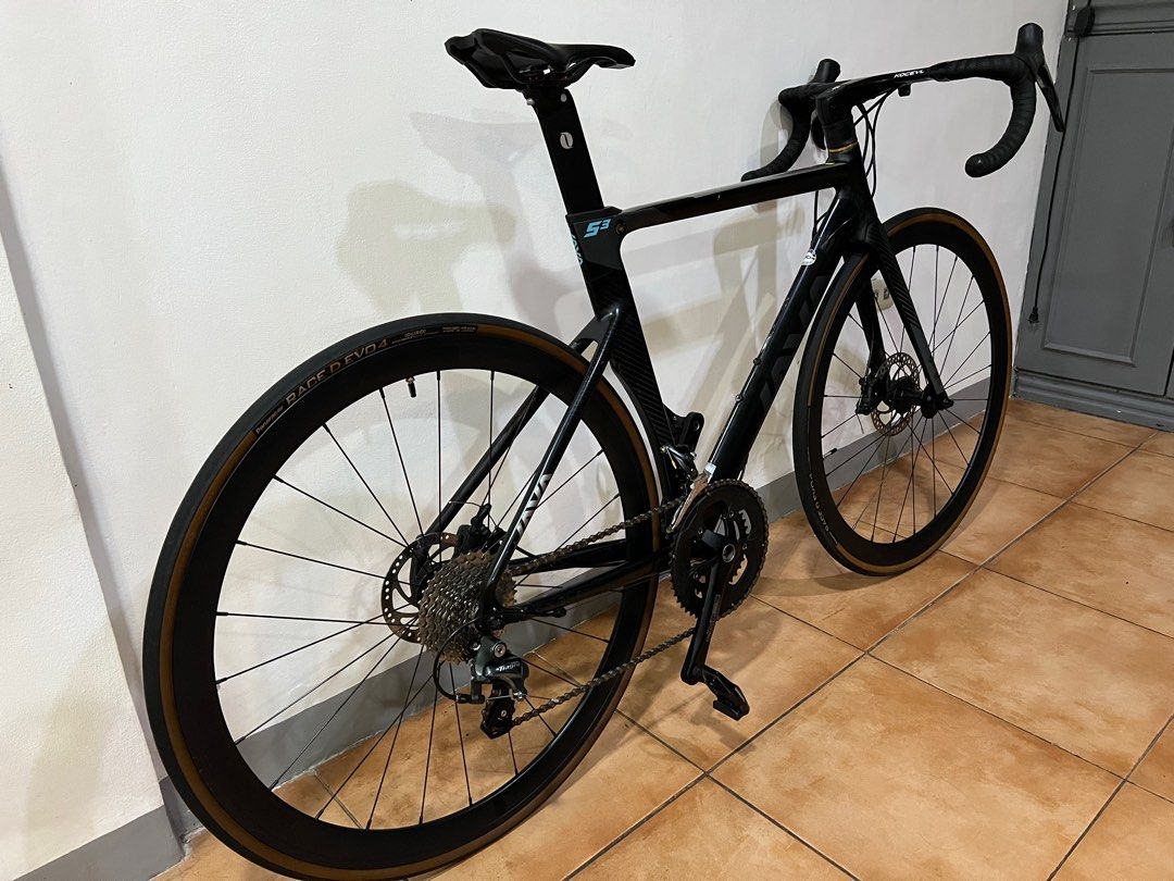 JAVA SILURO 3 ROAD BIKE SIZE 50 (Category: Bicycles) located in Pasig City. Submitted by rolpogs625 (Listing ID 1303867927, Image 2). Description: Java Siluro 3 Aero Road Bike Size 50 Carbon integrated Drop Bar New bought april 2024 (Kocelvo) -Carbon saddle bought april 2024 (kocelvo) -Carbon Fork T800 -New Bar Tape april 2024 -Tiagra STI -Tiager RD 10SPD -Tiagra FD -Shimano cleats pedal PDR540 -Decaf Wheelset -Decaf Crank -Bottom Bracket -Bike S