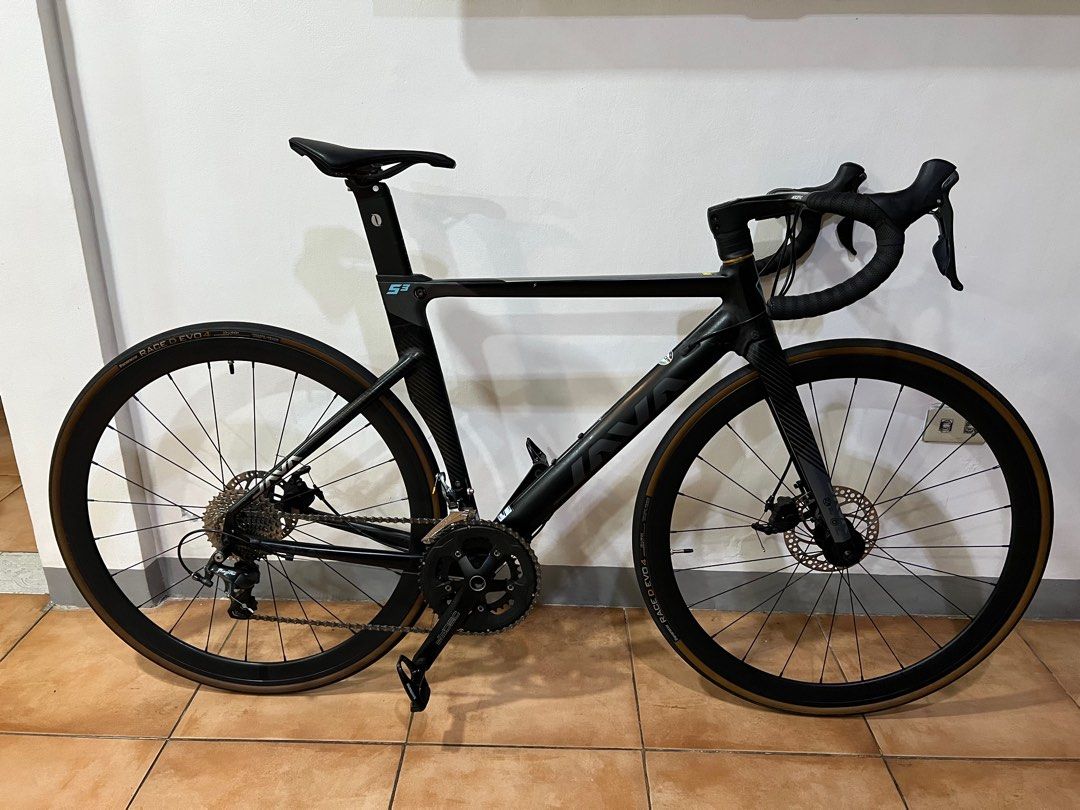 JAVA SILURO 3 ROAD BIKE SIZE 50 (Category: Bicycles) located in Pasig City. Submitted by rolpogs625 (Listing ID 1303867927, Image 1). Description: Java Siluro 3 Aero Road Bike Size 50 Carbon integrated Drop Bar New bought april 2024 (Kocelvo) -Carbon saddle bought april 2024 (kocelvo) -Carbon Fork T800 -New Bar Tape april 2024 -Tiagra STI -Tiager RD 10SPD -Tiagra FD -Shimano cleats pedal PDR540 -Decaf Wheelset -Decaf Crank -Bottom Bracket -Bike S