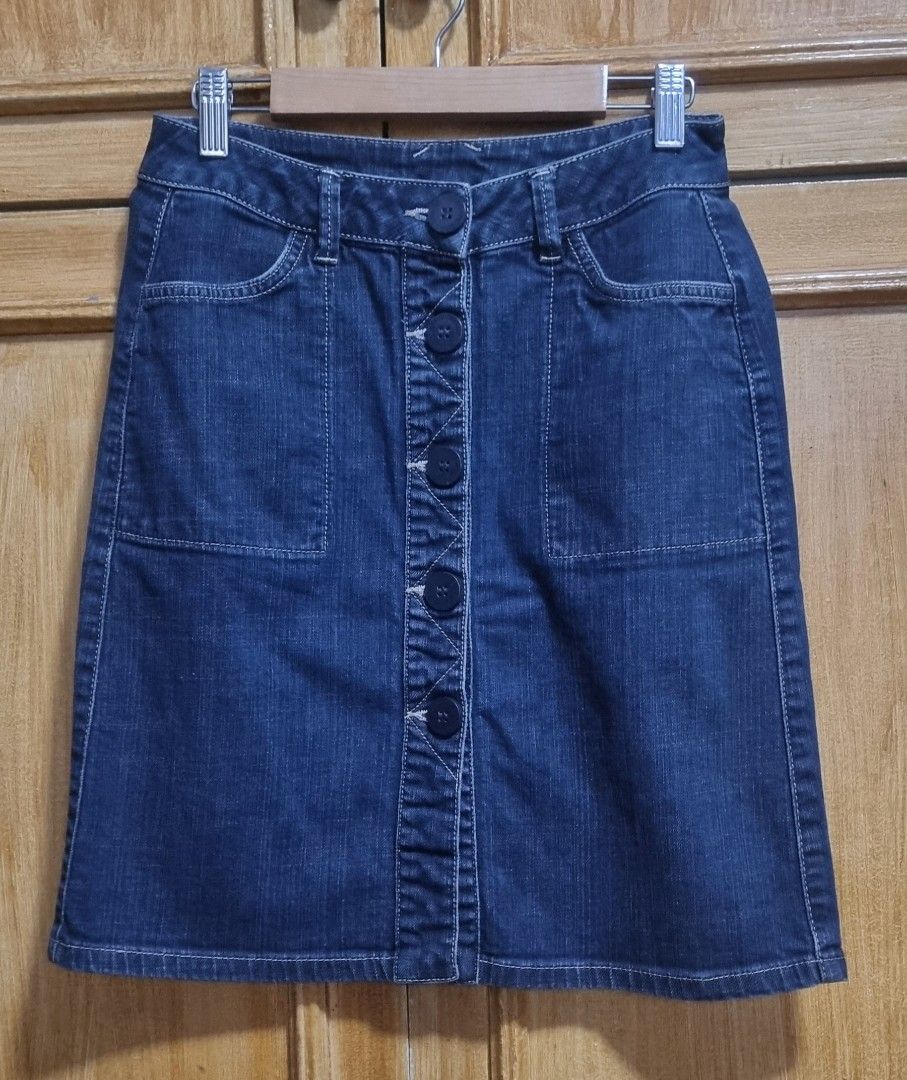 Denim Skirt - Rocha John Rocha (Category: Skirts) located in Quezon City. Submitted by MP_Declutters (Listing ID 1303768657, Image 1). Description: Denim Skirt - Rocha John Rocha Size: 8 Condition: Pre-owned, excellent (like new) Stylish and classic denim skirt with a button-up front, two front pockets, and two back pockets. Perfect for casual wear or dressing up! If interested, PM me for details. Delivery time depends on the courier Thank you En