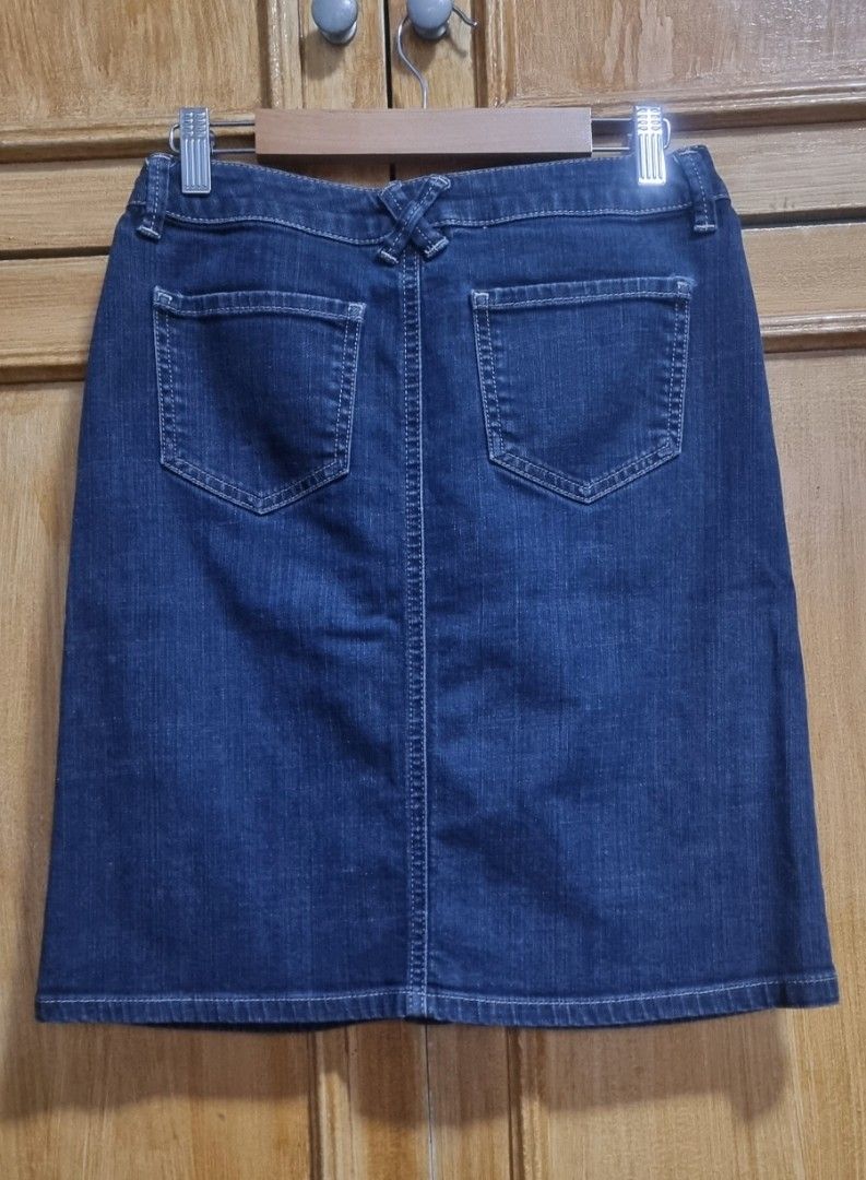 Denim Skirt - Rocha John Rocha (Category: Skirts) located in Quezon City. Submitted by MP_Declutters (Listing ID 1303768657, Image 2). Description: Denim Skirt - Rocha John Rocha Size: 8 Condition: Pre-owned, excellent (like new) Stylish and classic denim skirt with a button-up front, two front pockets, and two back pockets. Perfect for casual wear or dressing up! If interested, PM me for details. Delivery time depends on the courier Thank you En