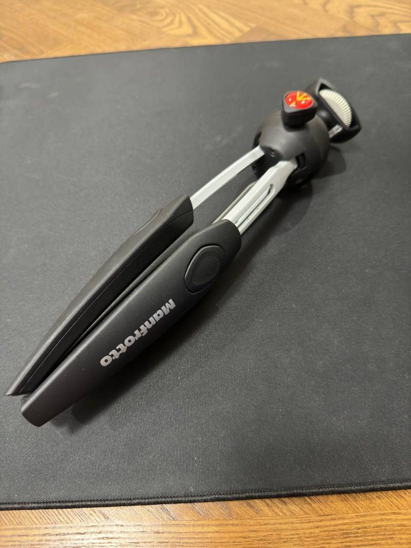 Manfrotto PIXI EVO 2 SECTION (Category: Tripods & Monopods) located in Rizal. Submitted by cmbb5 (Listing ID 1303914521, Image 1). Description: Compatible with your entry-level DSLRS and devices up to 2.5Kg Mini tripod two leg angles give you stability on uneven ground Sturdy and lightweight adapto structure you can rely on Camera tilts to a full 90° letting you shoot in portrait mode.
