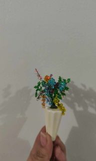 for free: mini flower vase decor