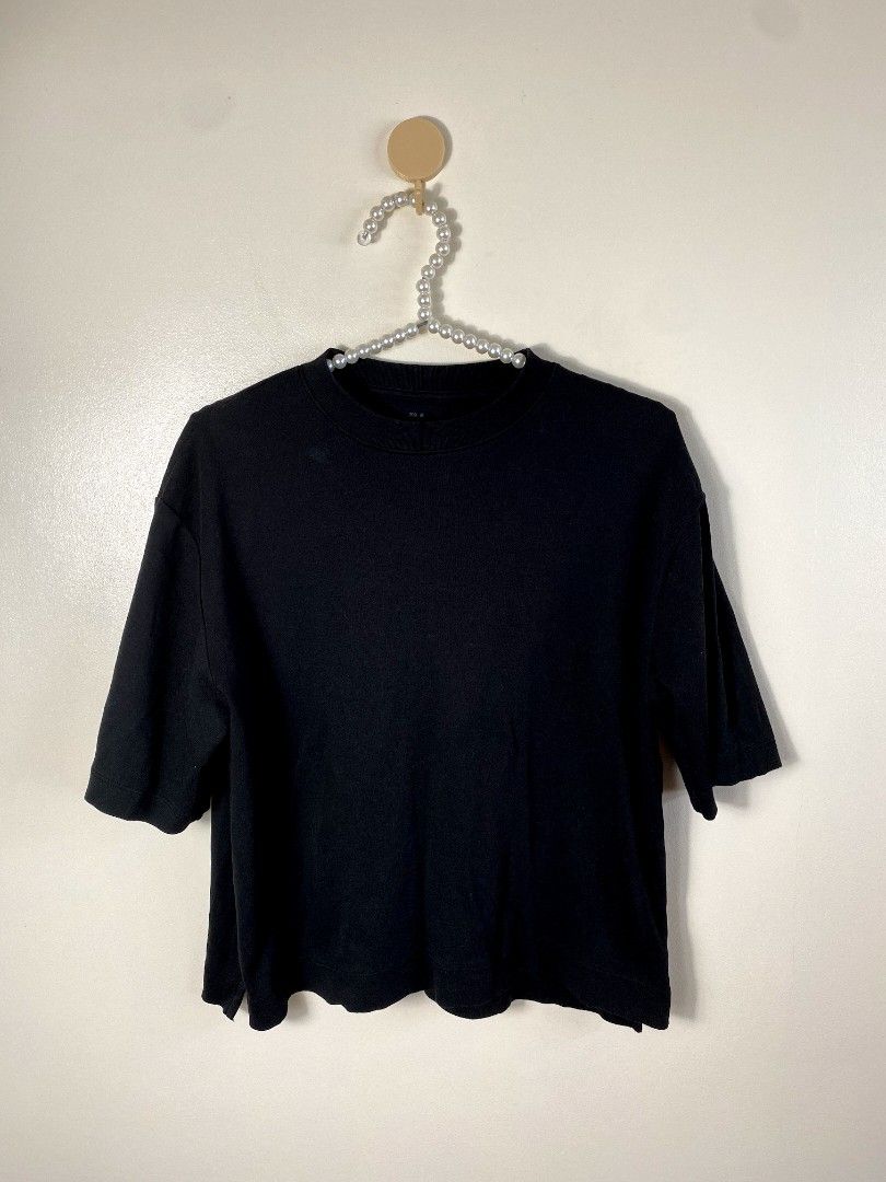 Muji Smooth Knitting Wide Shirt (Category: Blouses) located in Hermosa. Submitted by adeladeguzman19 (Listing ID 1303792627, Image 2). Description: excellent size xs-small.