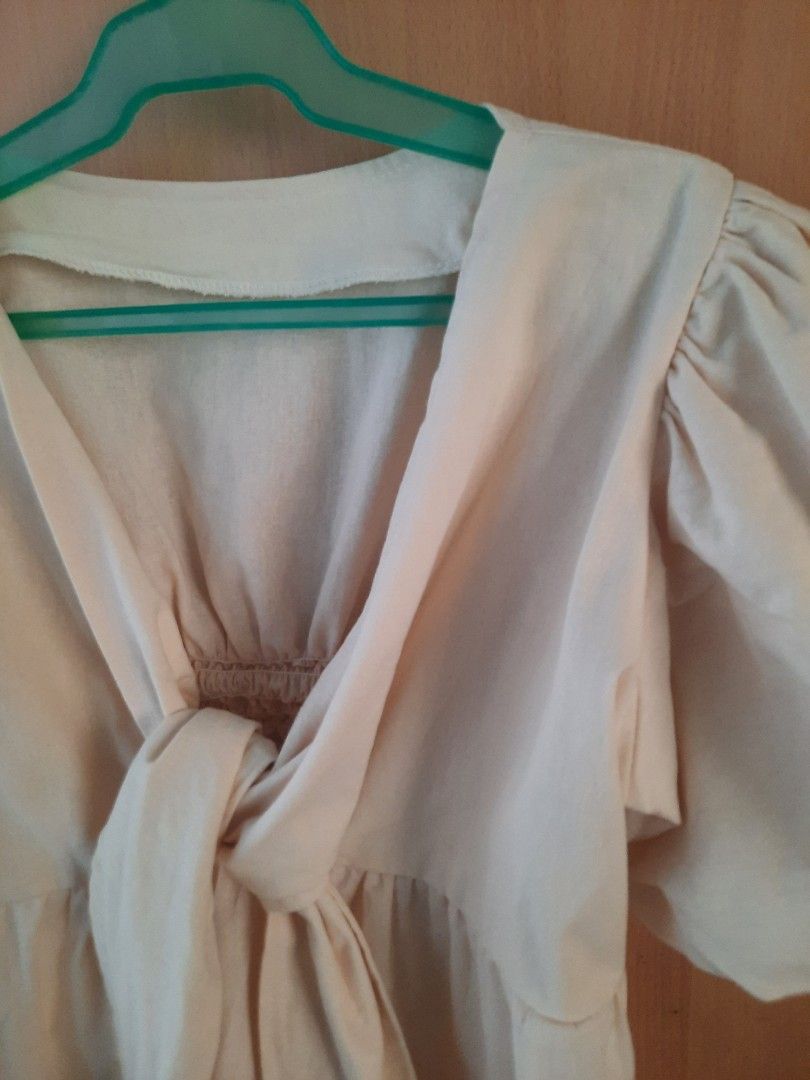 Plus Size Puff Sleeves Smocking Peplum Linen Top (Category: Blouses) located in Paranaque City. Submitted by trishabl_ (Listing ID 1303804742, Image 2). Description: Condition: 10/10 Description: - Puff Sleeves - Thick Linen Material - V Neck (can tie knot) - Short Sleeves (not gartered) - garterized back - worn once to fit - semi crop top Color: Nude Beige Size: can fit L-XL Measurement in inches: Waist: 36-38" Bust: up to 42" 💵 MOP: BDO, Maya 