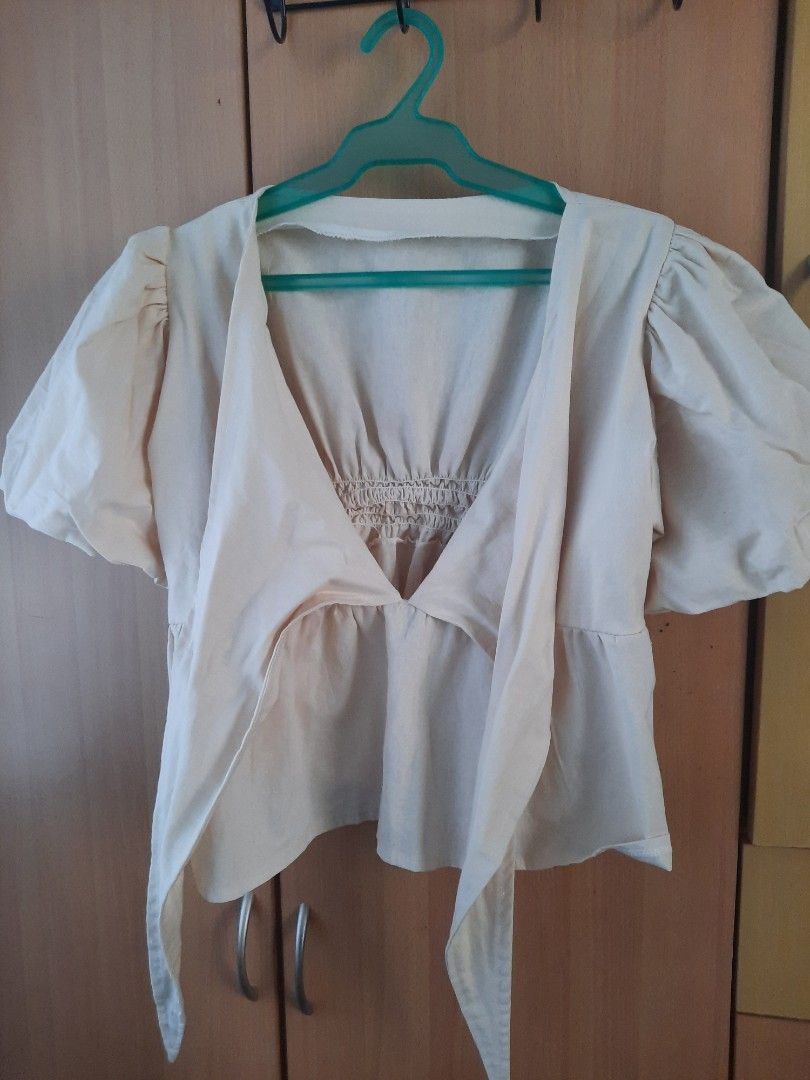 Plus Size Puff Sleeves Smocking Peplum Linen Top (Category: Blouses) located in Paranaque City. Submitted by trishabl_ (Listing ID 1303804742, Image 3). Description: Condition: 10/10 Description: - Puff Sleeves - Thick Linen Material - V Neck (can tie knot) - Short Sleeves (not gartered) - garterized back - worn once to fit - semi crop top Color: Nude Beige Size: can fit L-XL Measurement in inches: Waist: 36-38" Bust: up to 42" 💵 MOP: BDO, Maya 