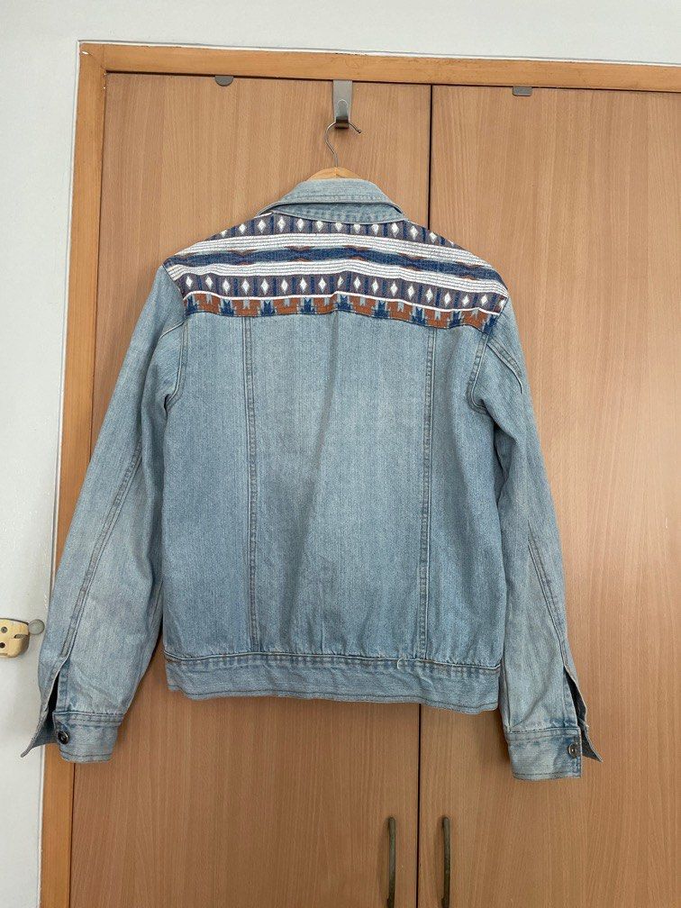 Printed Denim Jacket (Category: Coats, Jackets and Outerwear) located in Manila. Submitted by pyason (Listing ID 1303796119, Image 3). Description: •Used in good condition •Fits Small to Medium •8/10.