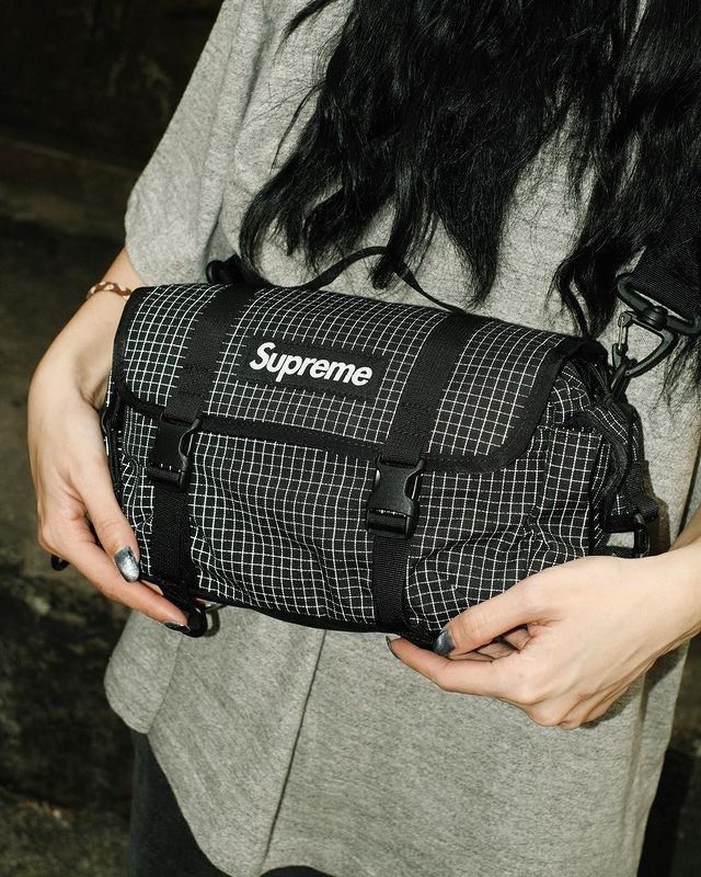 Supreme small duffle bag hotsell