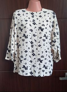 UNIQLO Women's Top/Blouse Size M New Without Tags