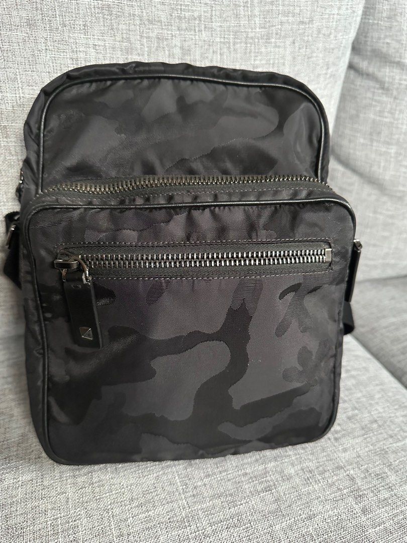 Valentino Men’s Sling (Category: Luxury Bags & Wallets) located in Muntinlupa City. Submitted by onemanila (Listing ID 1303835253, Image 1). Description: Black camouflage texture Valentino men’s sling. Fits a lot. Adjustable strap. Personal bag bought in Valentino Singapore. Will come with a dust bag. And xerox of the receipt. .