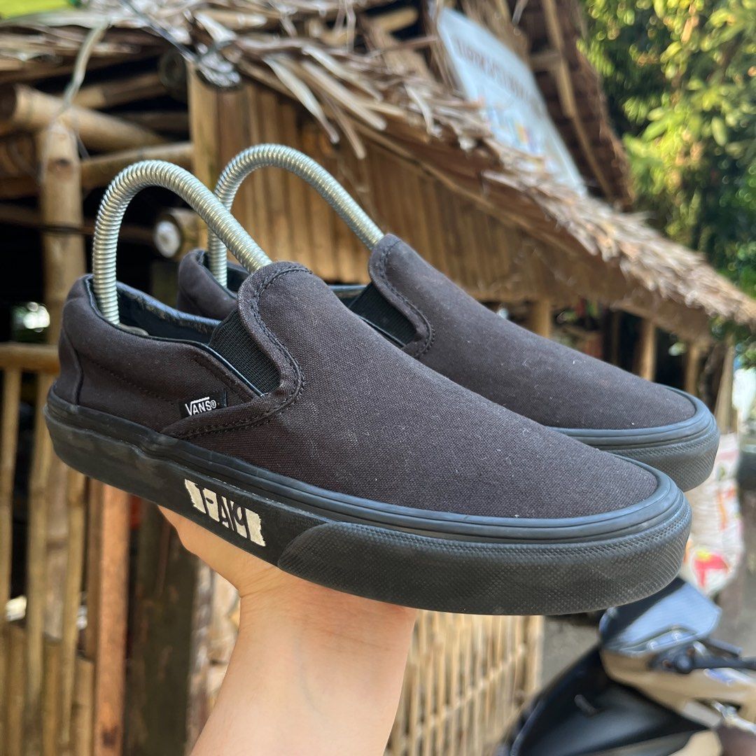 Vans slip on triple black 2025
