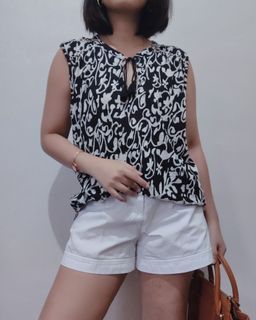 2 FOR 500 - BLACK AND WHITE PRINTED SLEEVELESS PRINTED BLOUSE WITH BLACK RIBBON XL 032403