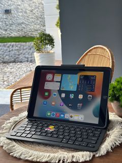 Apple iPad 9TH Gen 64GB Cellular Wifi Edition with Logitech Apple Keyboard