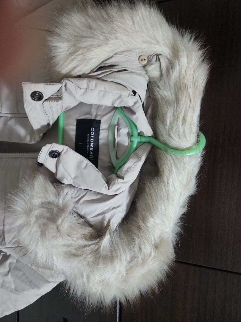 Winter Down Jacket (Category: Babies & Kids Fashion) located in Singapore. Submitted by juneree (Listing ID 1304000096, Image 2). Description: .