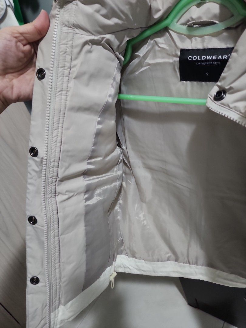 Winter Down Jacket (Category: Babies & Kids Fashion) located in Singapore. Submitted by juneree (Listing ID 1304000096, Image 5). Description: .