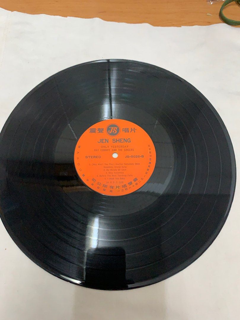 D126黑膠唱片Only Yesterday & Ray Conniff 曲目如照片 有用朋友的超音波清洗過 內層唱片套也巳經換新的 但是沒有唱機可以播放，所以音質如何，我也不知道 不介意者再下標 本商場100元黑膠唱片皆買5送一 照片瀏覽 6