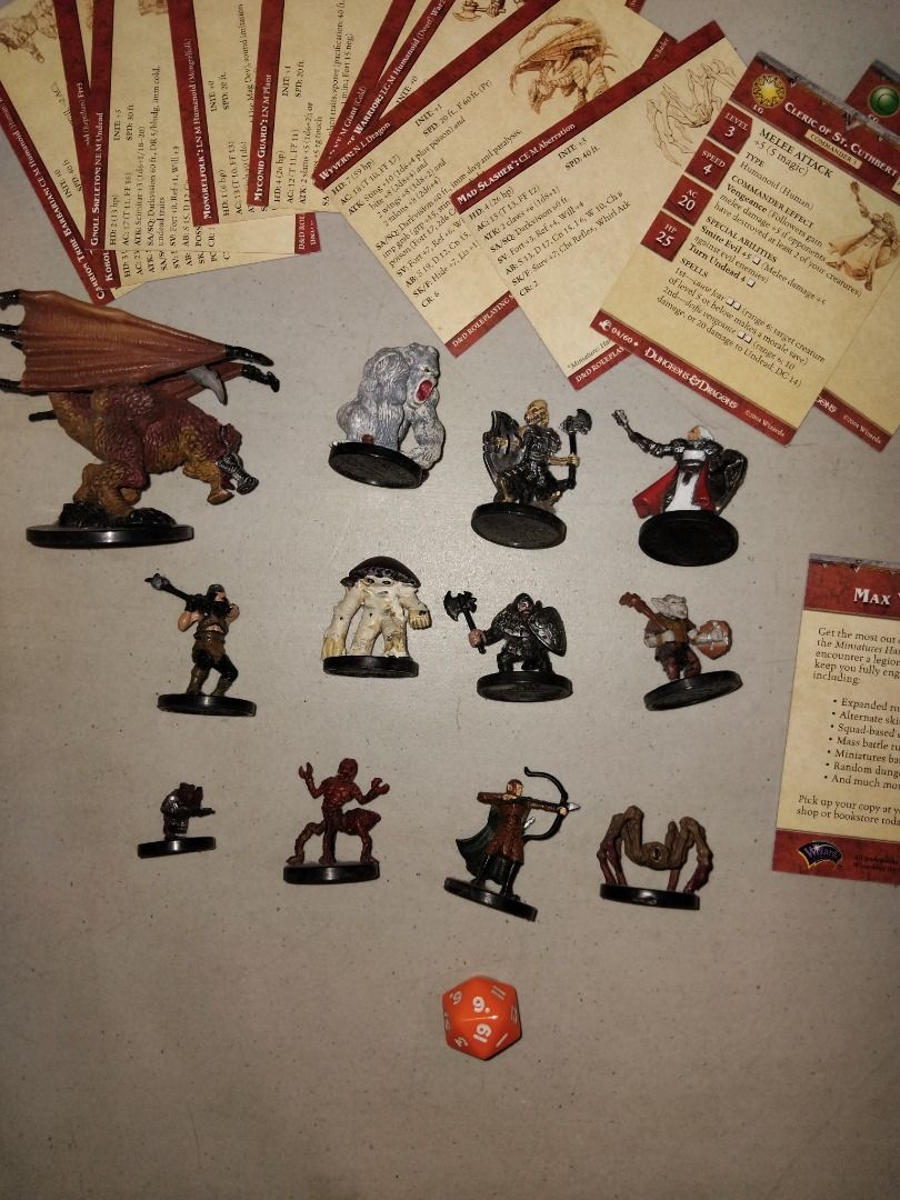 Dungeons & Dragons Miniatures Starter Set 2004 with 12 Miniatures