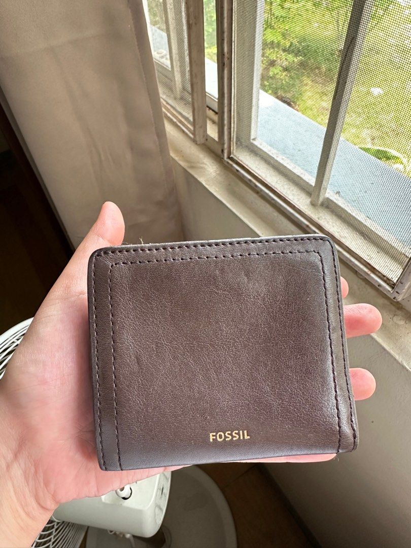 Fossil Slim Wallet (Category: Luxury Bags & Wallets) located in Angeles City. Submitted by sorted.things (Listing ID 1303957206, Image 2). Description: No issues except for slight chipping in the coin slot Authentic Soft, genuine leather 🤎.