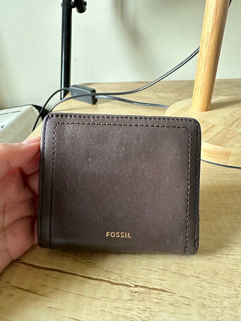 Fossil Slim Wallet (Category: Luxury Bags & Wallets) located in Angeles City. Submitted by sorted.things (Listing ID 1303957206, Image 1). Description: No issues except for slight chipping in the coin slot Authentic Soft, genuine leather 🤎.