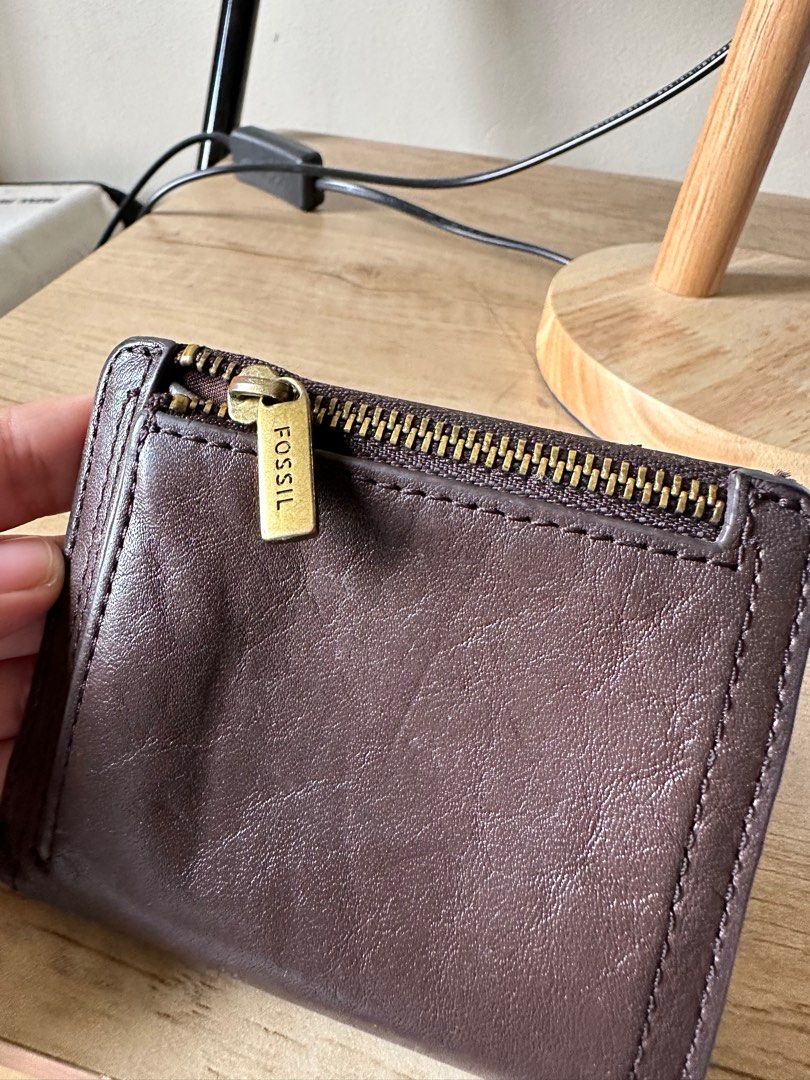 Fossil Slim Wallet (Category: Luxury Bags & Wallets) located in Angeles City. Submitted by sorted.things (Listing ID 1303957206, Image 3). Description: No issues except for slight chipping in the coin slot Authentic Soft, genuine leather 🤎.