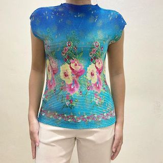 HUNVINTAGE Most Favorite Blue Pleated Floral Highneck Shortsleeve Top | Issey Miyake Alternative | VinTheLine THEVELOUR Vin The Line The Velour | Vintage Retro Y2K 90s Coquette Fairy Fairycore