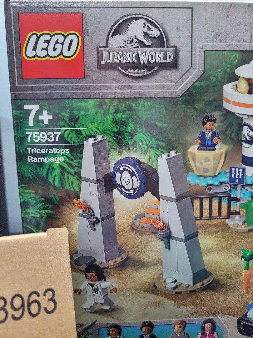 LEGO Jurassic World 75937 Triceratops Rampage BIB Minifigures