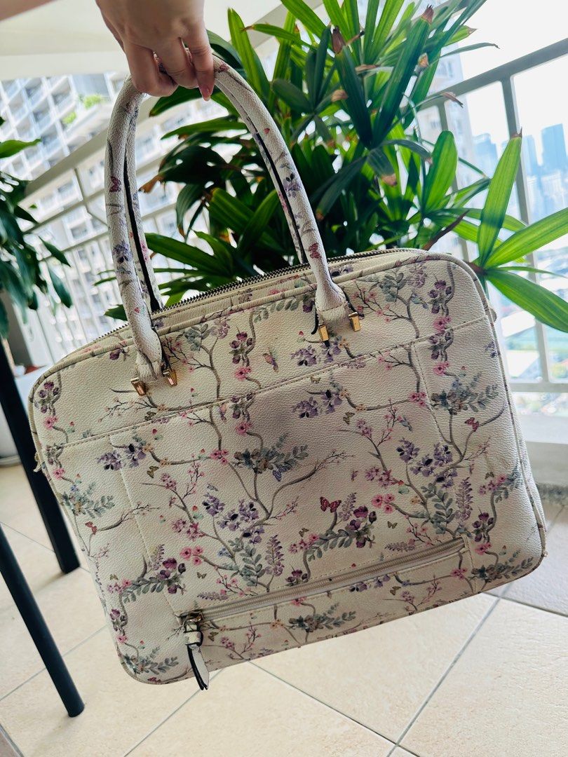 Parfois Laptop Bag Floral (Category: Laptop Bags & Sleeves) located in Pasig City. Submitted by abubotstationph (Listing ID 1303959507, Image 2). Description: Nice Material No sling Zippers are all okay.