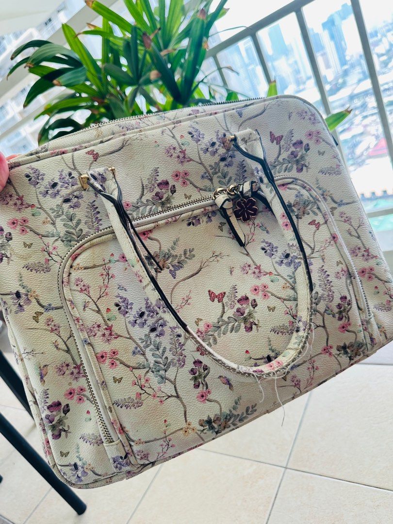 Parfois Laptop Bag Floral (Category: Laptop Bags & Sleeves) located in Pasig City. Submitted by abubotstationph (Listing ID 1303959507, Image 3). Description: Nice Material No sling Zippers are all okay.