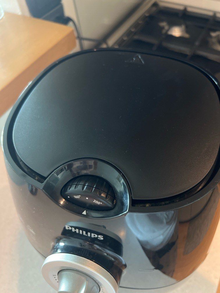 Philips air fryer in good condition (Category: Fryers) located in Makati City. Submitted by kelly17li (Listing ID 1303922248, Image 3). Description: Good condition Working well no issues Rfs decluttering.