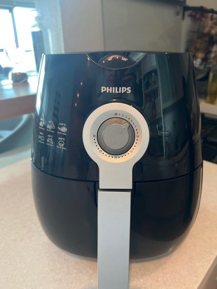 Philips air fryer in good condition (Category: Fryers) located in Makati City. Submitted by kelly17li (Listing ID 1303922248, Image 1). Description: Good condition Working well no issues Rfs decluttering.