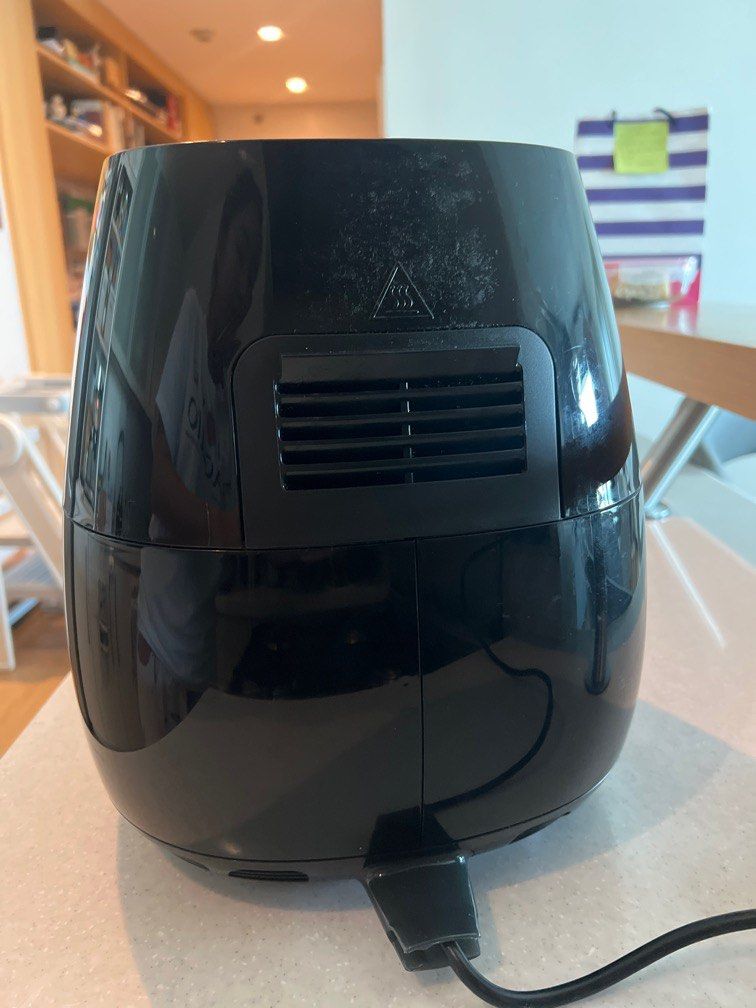 Philips air fryer in good condition (Category: Fryers) located in Makati City. Submitted by kelly17li (Listing ID 1303922248, Image 2). Description: Good condition Working well no issues Rfs decluttering.