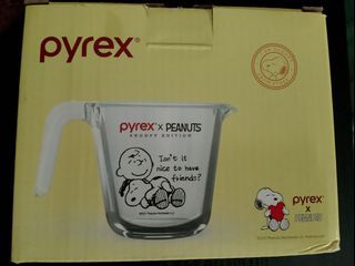 Pyrex X Peanuts 2 cup measuring cup BNew