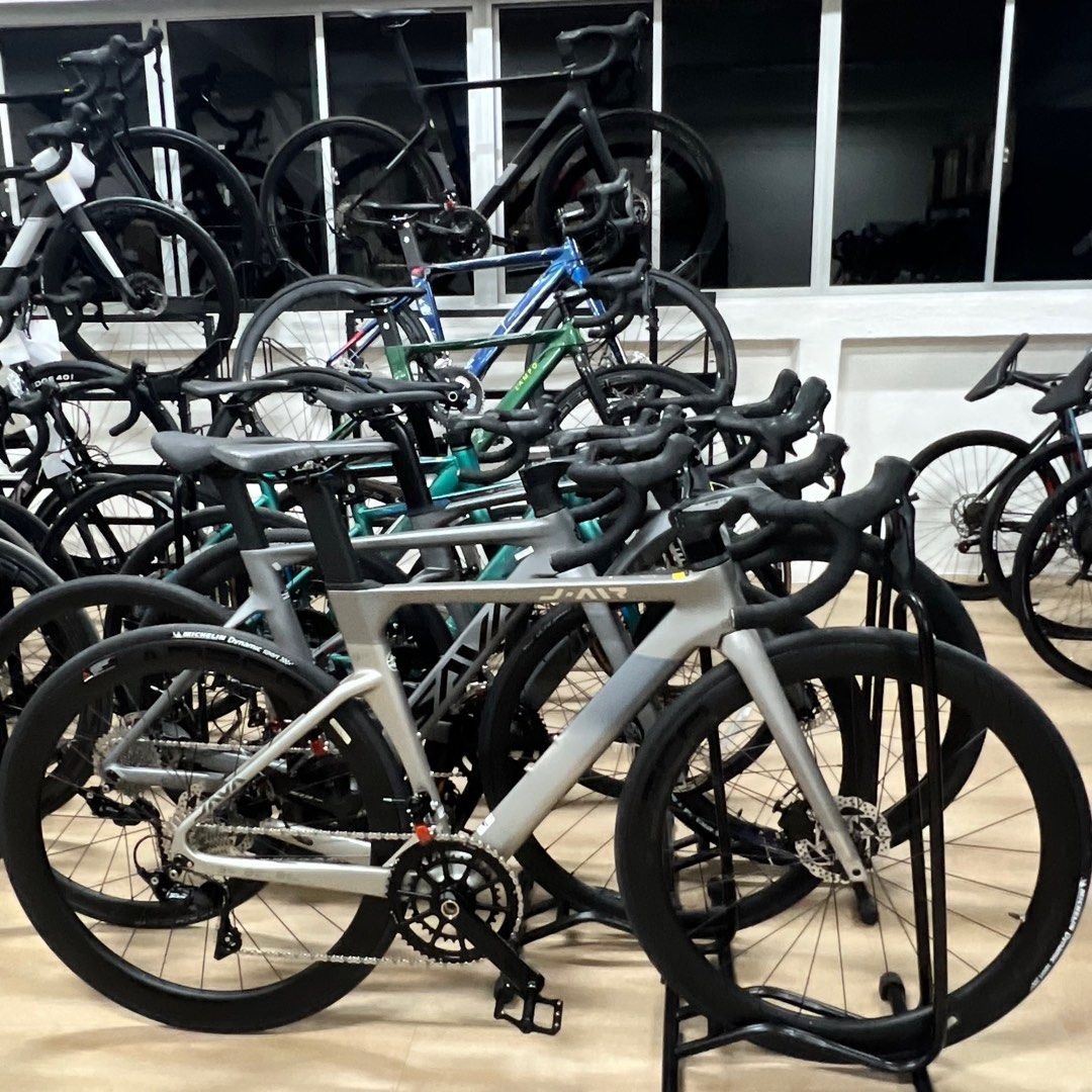 Carbon road bike with 105 groupset clearance
