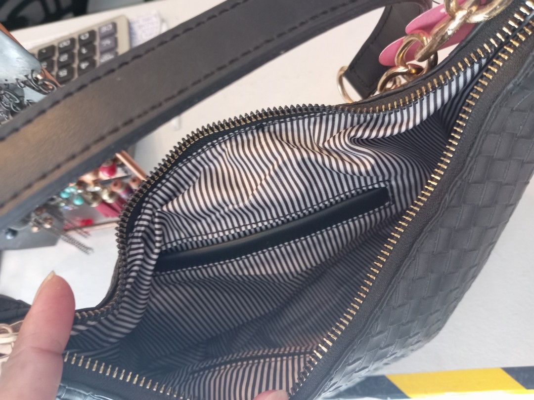 BANIG STYLE Shoulder bag (Category: Luxury Bags & Wallets) located in Manila. Submitted by rrm19 (Listing ID 1303998996, Image 2). Description: Banig Style with chain Shoulder Bag Pre loved item Less 50 pesos for sure buyer.